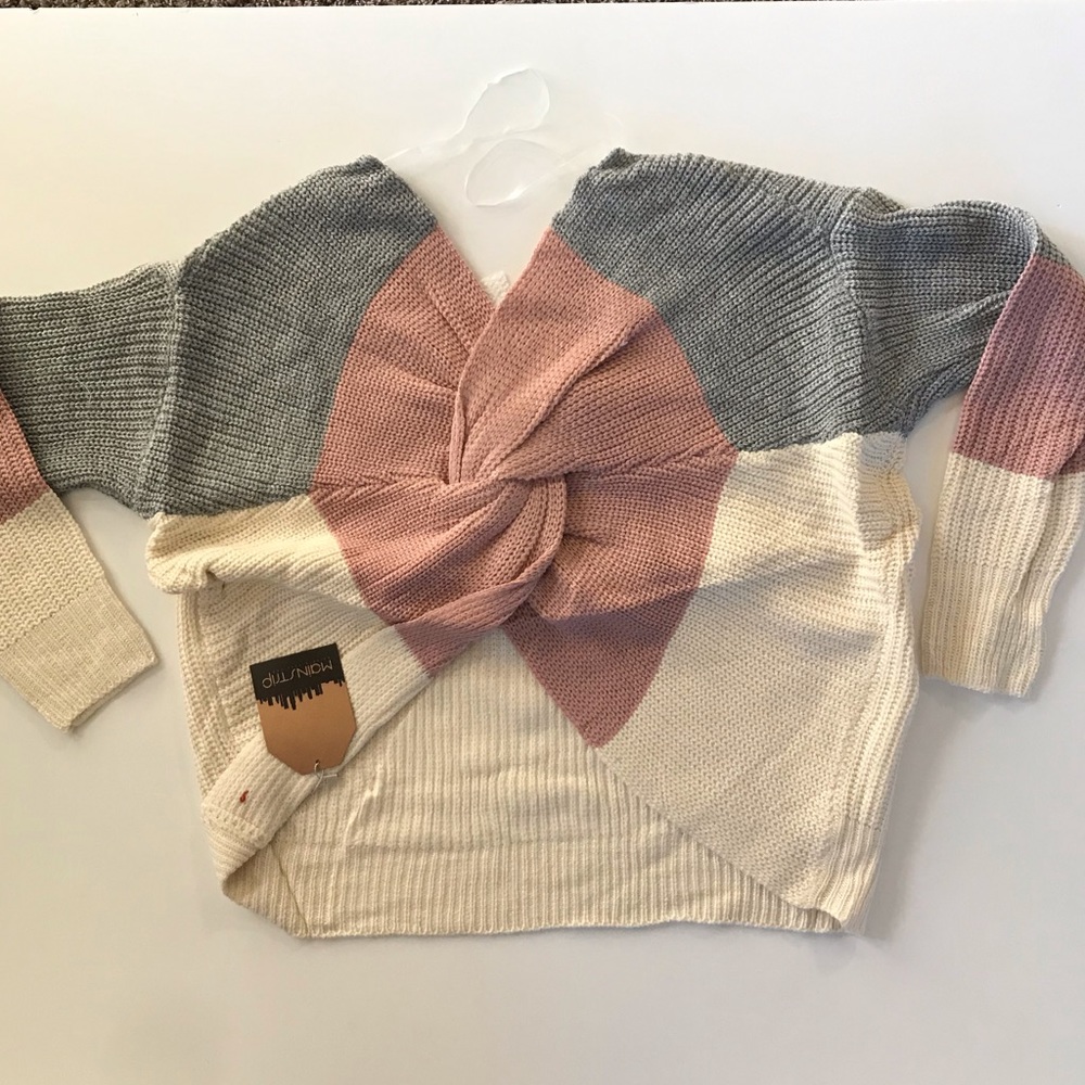 Color Block Twist Back Sweater - Picture 7 of 8
